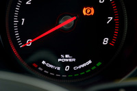 エンジン回転計の下方には、電力の放出と回生の様子を知らせるパワーメーターが設けられている。