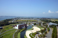 ハママツ良いとこ、一度はおいでよ。北に山深いK’zロードあり、南に陽光溢れる浜名湖あり。ガーデンパーク展望塔からのショット。画面中央やや上に見える夥しい一群がこの日集まった参加車。ナンバーは札幌から長崎までと、文字通り列島各地からだ。
