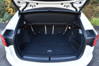 後席を起こした状態でのラゲッジルームの容量は、従来モデルより85リッター大きい505リッター。12Vの電源ソケットや収納ネットなどが標準装備される。（写真をクリックすると、シートアレンジが見られます）