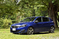 「BlueHDi」には排ガス浄化装置として、酸化触媒、尿素SCRシステム、微粒子フィルターが搭載されている。尿素水溶液（アドブルー）はトランクルーム下に貯蔵されており、1年または1万kmを目安に、点検・補給が推奨されている。