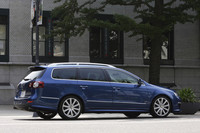 6代目となる現行パサートは、「アウディA4」と車台を共用していた5代目までと異なり、「ゴルフ」がベース。従来型までのエンジンを縦置きするレイアウトから、より一般的な横置きレイアウトになっている。テスト車のビスケーブルーパールエフェクトというブルーのボディカラーはR36の専用色。