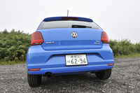 新形状のバンパーにより、水平基調のデザインが強調されたリアまわり。リアコンビランプのグラフィックも改められた。
    