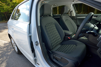 テスト車「1.4 TFSI」は、新型「A3スポーツバック」のエントリーグレード。シート形状は他グレードの「スポーツシート」とは異なるスタンダードタイプで、その表皮もファブリックのみとなる。
    