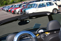 新旧取り混ぜてシルバーストーンの駐車場に並ぶ、ミニ、Mini、MINI。ドーバー海峡を越えて、1万台以上が集まったというから驚きだ。