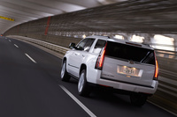 2016年モデルの「エスカレード」には、新たにステアリングアシスト付きの「レーンキープアシスト」機能が採用された。