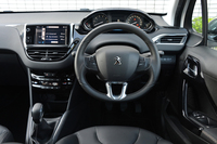 運転席からの眺め。ヘッドアップディスプレイをヒントに開発したという計器盤は、ステアリングホイール上方より見ることになる。
    