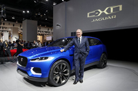 「C-X17」とジャガーのデザインディレクター、イアン・カラム氏。