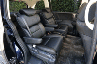 オットマンや背もたれの中折れ機構などを備えたセカンドシート。多彩なスライド調整機構も特徴となっている。（写真をクリックすると、シートのスライドする様子が見られます）
    