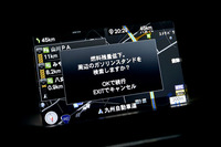 燃料が少なくなった際に表示される、警告画面。付近の給油所を検索し、カーナビに目的地設定することができる。
    