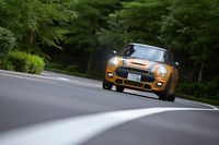 富士山麓のワインディングロードを行く「クーパーSD 3ドア」。同じ「クーパーSD」でも、「3ドア」と「5ドア」には最高出力170psの、「クラブマン」には190psのエンジンが搭載される。