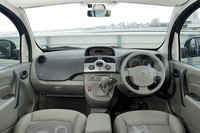 ドア下方の使いにくい位置にあったパワーウィンドウのスイッチが常識的な位置に移動したり、リアウィンドウが全開できるようになるなど、目立たない改良点もいくつか。L字のサイドブレーキレバーの形状はデザイン上のものではなく、1日で300回もの解除を繰り返すフランスの郵便局（La Poste）からのリクエストで使いやすさを追求したものだという。