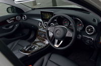「C350eアバンギャルド」のインテリアカラーは、ブラック（写真）またはクリスタルグレーが選択できる。センターコンソールやドア内側には、ブラウンライムウッドのパネルが装着される。