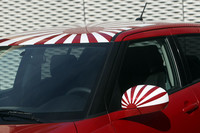 ミラーにも同じデザインが反復されている。