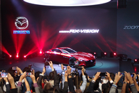国内外の報道陣で大盛況となったマツダブース。「RX-VISION」の姿があらわになるや、フラッシュの嵐。