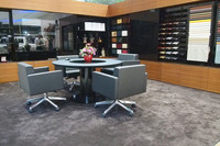 ウッド、レザーなどのサンプルが並ぶ「ビスポークラウンジ」。