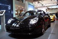 「ケイマンS ポルシェデザイン・エディション1」。内装の特徴は、ポルシェデザインのクロノグラフウォッチをイメージした計器類。ノーマルのケイマンSより10mm車高が低められている。 
    