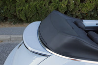 「ニュービートル カブリオレ」から大きく変わったのがソフトトップの収納。新型はリアシートの後方にコンパクトに収納するが、従来モデルではZ字型に折りたたまれたソフトトップが、リアスポイラーのようにボディーから張り出していた。