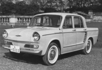 1961年に誕生した「日野コンテッサ900」。全長3795mmと「4CV」よりひとまわり大きくなったボディーは控えめなテールフィンを持ち、当時の日本車らしくアメリカ車の影響も感じられる。基本的なレイアウトは4CVから受け継ぐが、リアサスペンションは改められ、エンジンは新設計の893cc。