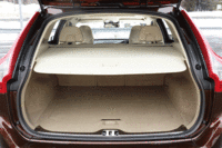 ラゲッジルームに従来モデルから大きな変更はなし。リアシートは4：2：4の分割可倒式で、オプションの本革スポーツシートを選ばなければ、助手席のシートバックも前倒しすることができる。