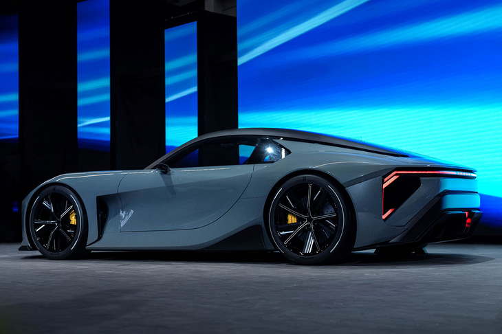 “新しいもの感”が演出されている「LFAコンセプト」だが、クルマそのものは2025年8月のモントレーモントレーカーウイークで発表され、同年のジャパンモビリティショーにも出展された「レクサス・スポーツコンセプト」と同一。名札が変わっただけだ。