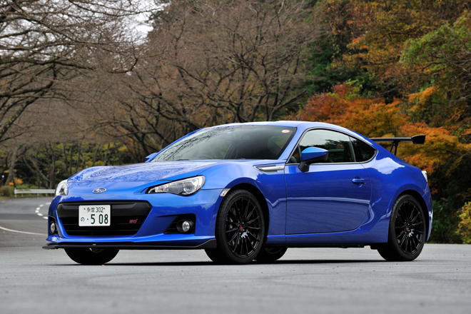 「スバルBRZ tS GTパッケージ」
    ボディーサイズ：全長×全幅×全高＝4260×1775×1290mm／ホイールベース：2570mm／車重：1250kg／駆動方式：FR／エンジン：2リッター水平対向4 DOHC 16バルブ／トランスミッション：6段MT／最高出力：200ps/7000rpm／最大トルク：20.9kgm/6400-6600rpm／タイヤ：（前）225/40ZR18／（後）225/40ZR18／価格：429万4500円