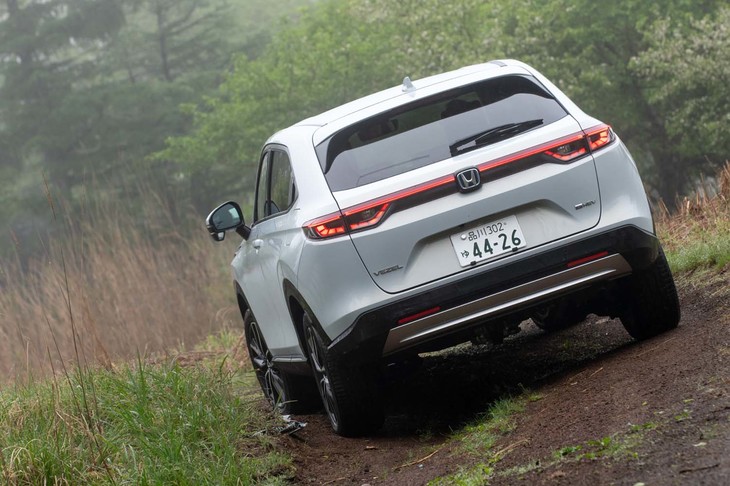 ハイブリッド車でも「ヴェゼル」の4WDシステムは後輪をプロペラシャフトによって駆動。前後6：4～5：5の範囲でトルクを配分し、基本的に常時4輪を駆動する。