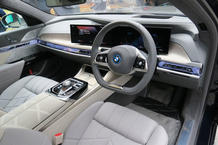 BMW i7 xDrive60eエクセレンス（インストゥルメントパネルまわり）