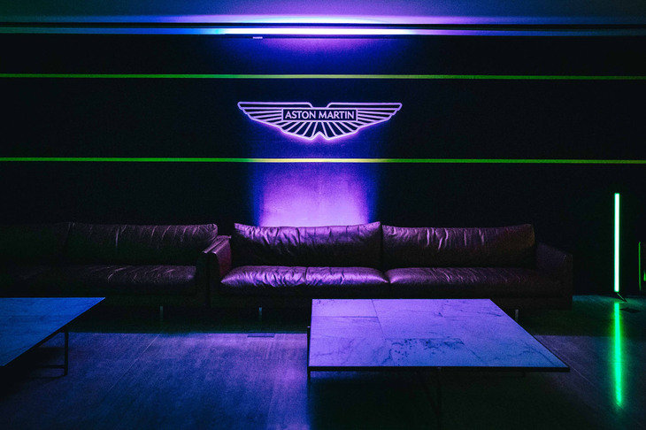 会場は真夜中のクラブをモチーフにコーディネートされ、実際、ローンチパーティーは深夜の24時まで催された。