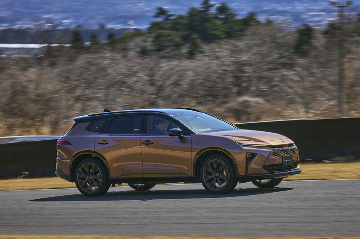 4つの車型が用意されることが予告されていた「クラウン」シリーズ。最後に登場した「エステート」に、発売に先立ちサーキットで試乗しました。（photo：田村孝介）