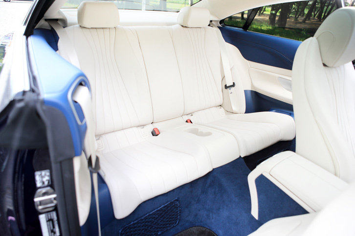 リアシートは2人乗り。大人が座れる十分な広さを持ち合わせているだけでなく、12V電源やリーディングライト、人数分のドリンクホルダーなども備えられている。