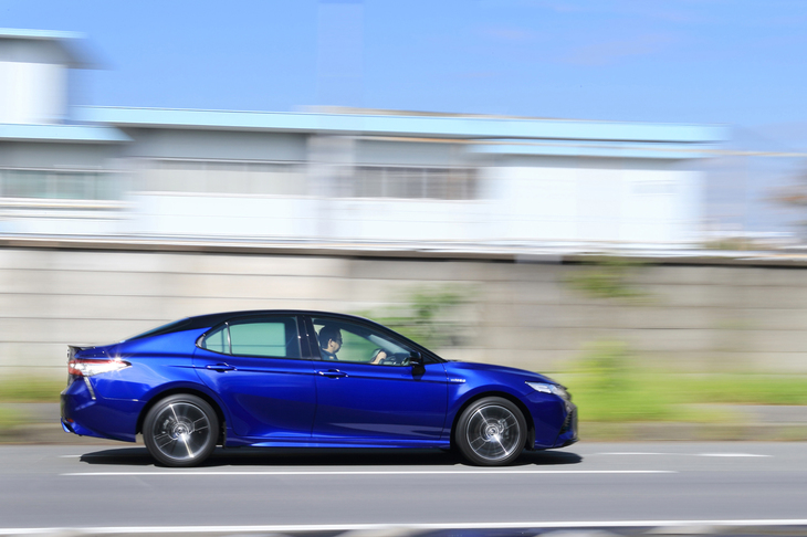 ショックアブソーバのロッドガイドブッシュ、ピストンバンドなどを「カムリWS」用に新規で開発した。