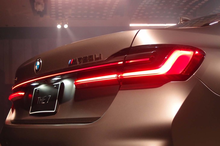 リアコンビランプは左右が連結された一文字型になっている。