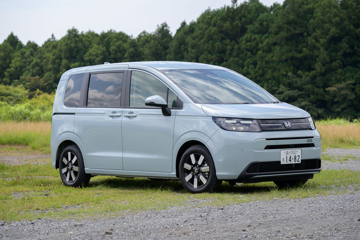 新型「ホンダ・フリード」が発売されたのは2024年6月28日のこと。8年ぶりのモデルチェンジで、初代は2008年、2代目は2016年の発売だった。