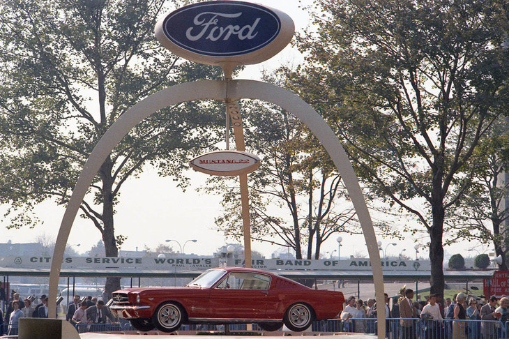 1964年のニューヨーク万博で発表された「フォード・マスタング」。エンジンを含む豊富なオプションを選ぶことで、自分だけの一台をクリエイトできる先進的なフルチョイスシステムを採用していた。