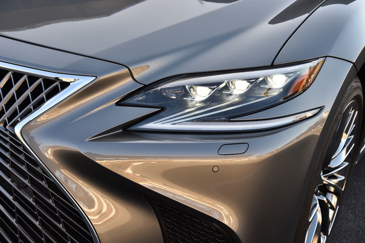 アグレッシブなデザインの3眼LEDヘッドランプ（写真）は全車に標準装備される。