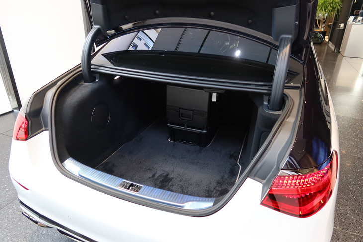 メルセデス・マイバッハS680エディションノーザンライツ（荷室）