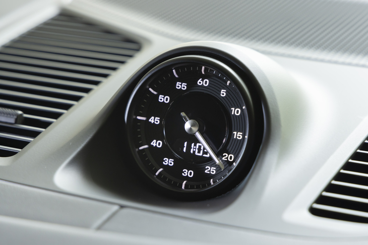 ダッシュボードのアナログクロックに代表される「スポーツクロノパッケージ」を標準装備。ドライブモードの「スポーツプラス」やローンチコントロール機能などが含まれている。