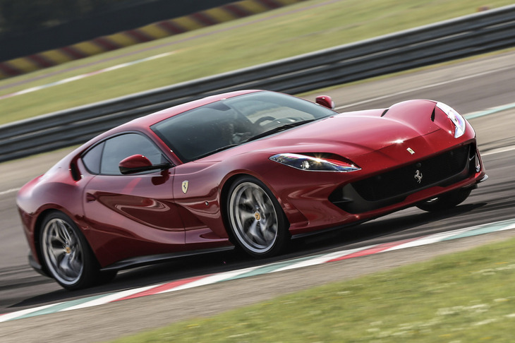 中央部が隆起したボンネットに注目。「812スーパーファスト」（写真）までのFR 12気筒フェラーリは、パワーバルジでフロントの厚みを強調したデザインとなっていた。