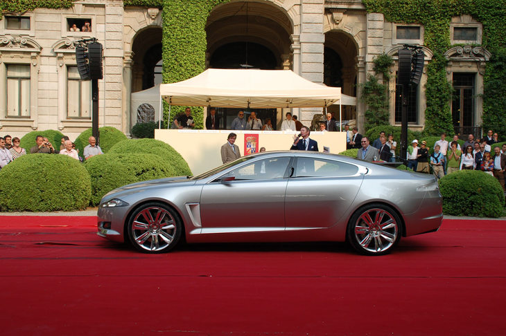 レッドカーペットの上を進む「C-XF」。同車で示された新しいデザインコンセプトは、「XF」「XJ」「XE」と、ジャガーのサルーンに広く取り入れられていった。