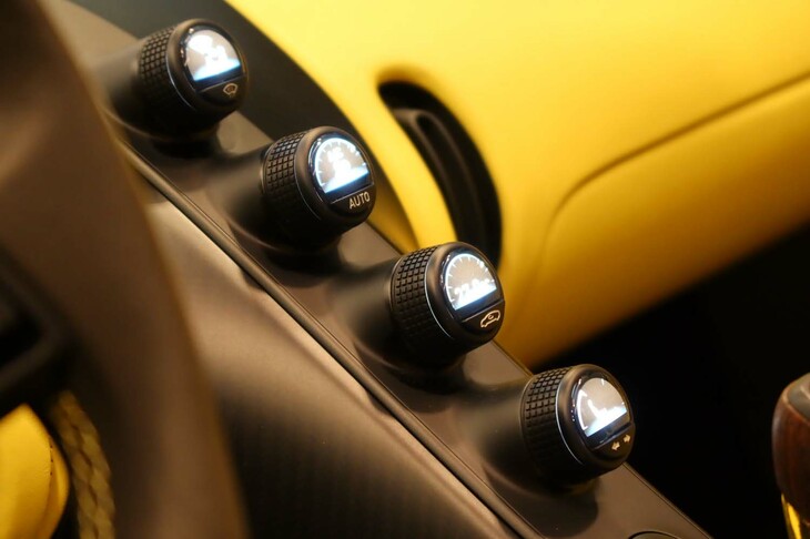 ブガッティW16ミストラル（空調のスイッチ）