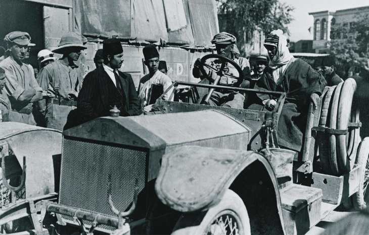 「シルバーゴースト」に乗車するトーマス・エドワード・ロレンス（右）。1916年の写真。