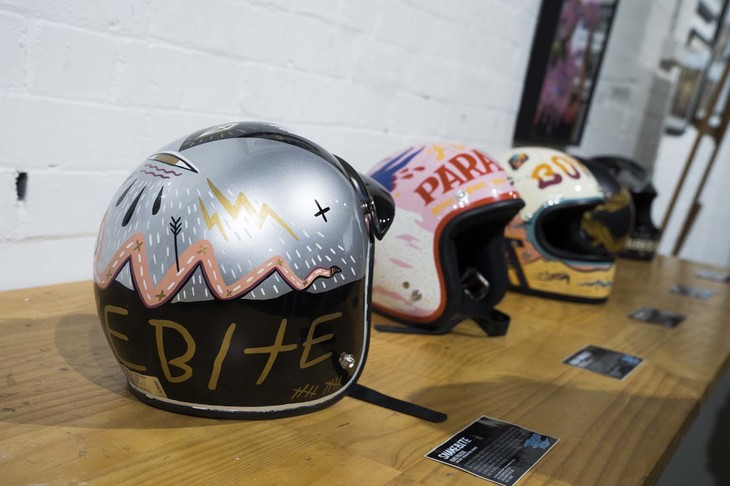 ヘルメットペイントはどの国でも人気。近年はヘルメットのスペシャリストではなく、画家やイラストレーター、タトゥーアーティストがヘルメットのデザインを手がけ、ペイントを施すことも増えている。