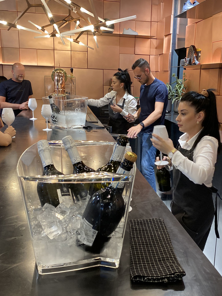 次々と訪れる来場者に、プロセッコワインが漏れなく振る舞われていた。