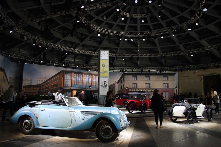 BMWブランド誕生90周年の記念展示会場で。手前は「BMW 327スポーツ コンバーチブル」（1938年）。