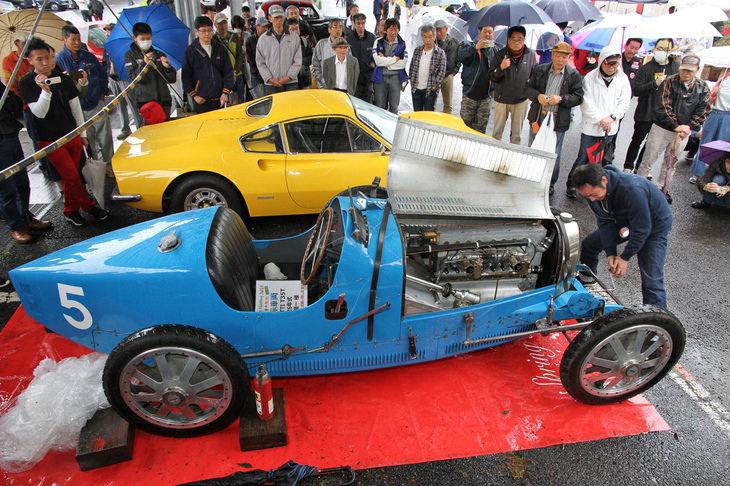 特別展示車両紹介の際に行われた、1926年「ブガッティT35T」のエンジン始動パフォーマンス。雨にぬれてしまったエンジンはご機嫌ななめで、メカニック氏の努力にもかかわらず、火は入らなかった。