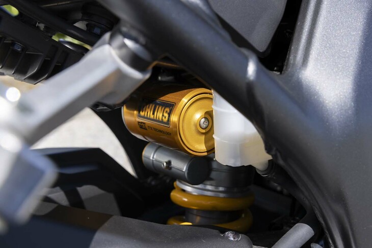 サスペンションは、前がインナーパイプ径41mm、ストローク量130mmの倒立フォークで、ショーワの「SFF-BP」を採用。いっぽうリアの仕様はモデルによって異なり、「SP」には伸び側と縮み側のオイル流路が独立して設定される、オーリンズの「TTX36」が装備される。