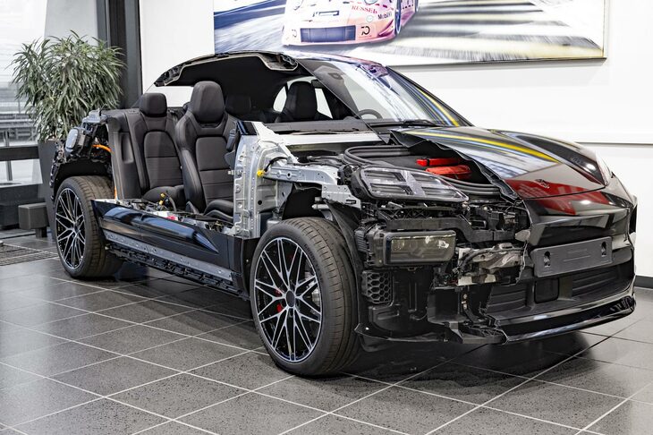 会場に展示されたカットモデル。リアのラゲッジスペースは、スポーティーなスタイリングによってやや削（そ）がれていそうだが、その代わりに、フロントにもトランクスペースが設けられるようだ。