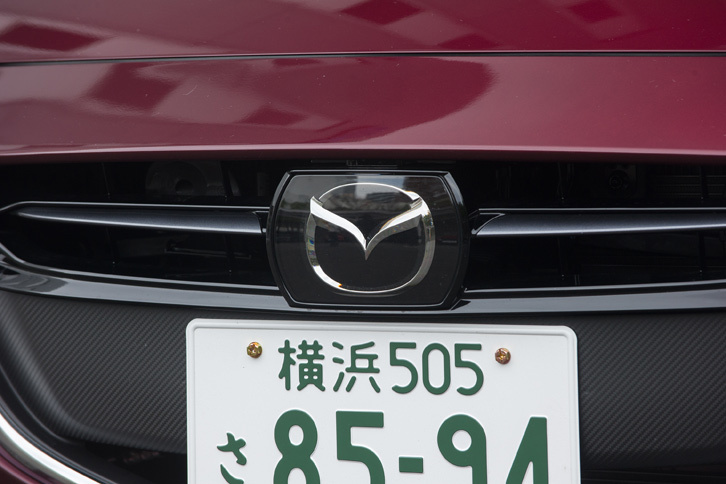 フロントグリルに装備されたミリ波レーダー。予防安全装備や運転支援システムの機能の強化、設定の拡大も、今回の改良のポイントとなっている。