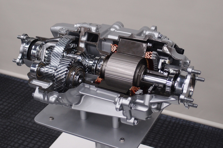 電動4WD車「E-Four」のリアトランスアクスル。2軸構造の採用によって実現したコンパクトさと、従来モデルを大幅に上回る出力が特徴だ。