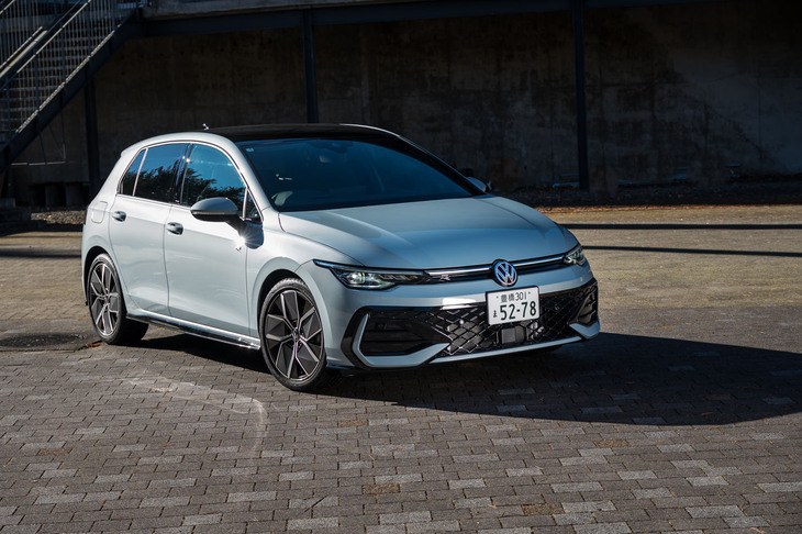 今回の試乗車は「フォルクスワーゲン・ゴルフeTSI Rライン」で車両本体価格は455万3000円。2021年6月発売の前期型は375万5000円だった。